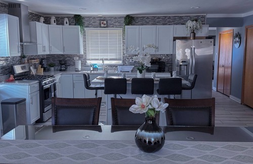 Burbank Haus | Luxurious 4-bedroom house 30min near downtown Chicago