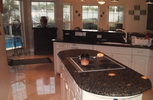 Savannah Haus | Luxuriöser 4BR Chateau-Pool, familienfreundlich, in der Nähe von Spotts Beach & Heart of Cayman