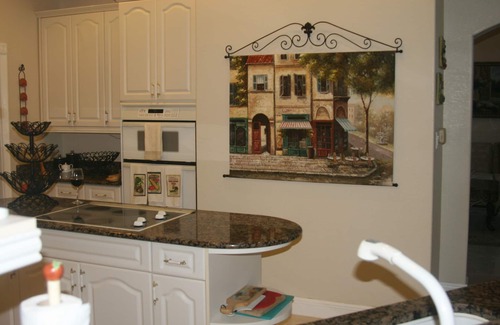 Savannah Haus | Luxuriöser 4BR Chateau-Pool, familienfreundlich, in der Nähe von Spotts Beach & Heart of Cayman