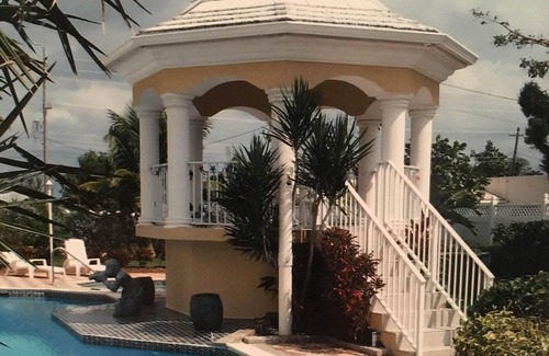 Savannah Haus | Luxuriöser 4BR Chateau-Pool, familienfreundlich, in der Nähe von Spotts Beach & Heart of Cayman