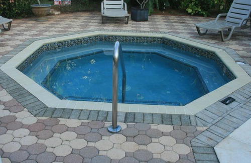 Savannah Haus | Luxuriöser 4BR Chateau-Pool, familienfreundlich, in der Nähe von Spotts Beach & Heart of Cayman