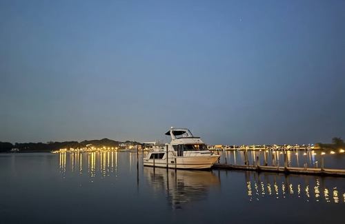 Center Moriches Bootsverleih | Luxurious 56ft 3bdr, 2br yacht! Brand new interior, Kayaks, paddle boards & more