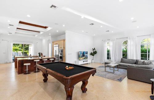 South Lake Villa | Luxurious 5BR and 3BA Lakefront Villa near Beach