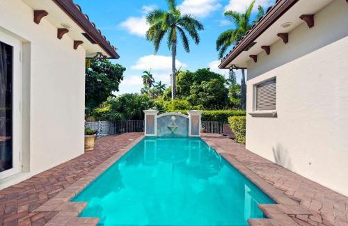 South Lake Villa | Luxurious 5BR and 3BA Lakefront Villa near Beach