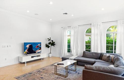 South Lake Villa | Luxurious 5BR and 3BA Lakefront Villa near Beach