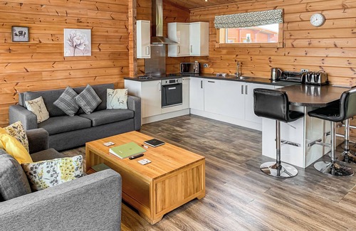 Hollym Skihütte | Luxurious and contemporary Finnish log lodge, perfect for a relaxing break away with your pet(s).