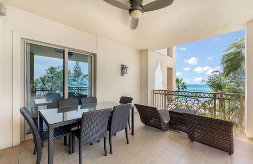 Seven Mile Beach Eigentumswohnung | Luxurious Apartment located at The Ritz-Carlton steps from Seven Mile Beach