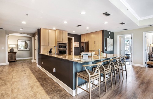 Upper Grand Lagoon Eigentumswohnung | Luxuriöse Eigentumswohnung an der Bucht in einem geschlossenen Resort mit einem fantastischen Pool und einem Whirlpool!