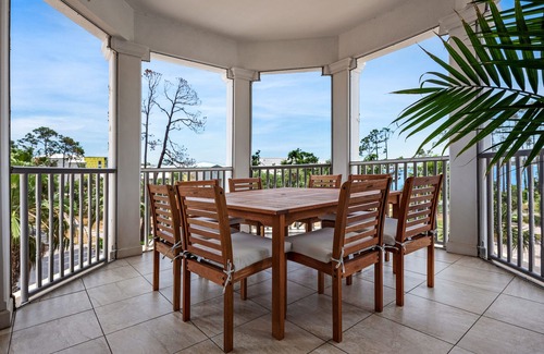 Upper Grand Lagoon Eigentumswohnung | Luxuriöse Eigentumswohnung an der Bucht in einem geschlossenen Resort mit einem fantastischen Pool und einem Whirlpool!