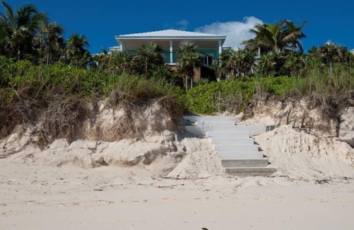 Governor's Harbour Villa | Neues und luxuriöses Strandhaus mit privatem Pool an der prestigeträchtigen Banks Road