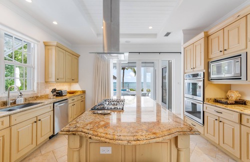 Bodden Town Haus | Luxurious Beachfront 6-bed House with Guest House- Sleeps up to 21 Guests!