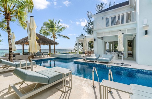 Bodden Town Haus | Luxurious Beachfront 6-bed House with Guest House- Sleeps up to 21 Guests!