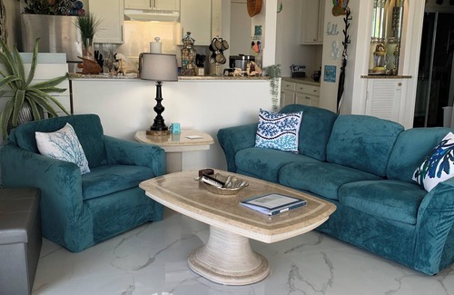 Discovery Bay Eigentumswohnung | Luxurious Beachfront Condo with Breath Taking Ocean, Beach and Garden Views.