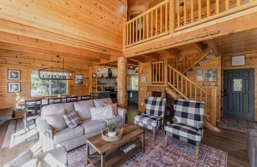Cascade Wohnung | Luxurious Cabin Close to Lake Cascade w/ Hot Tub