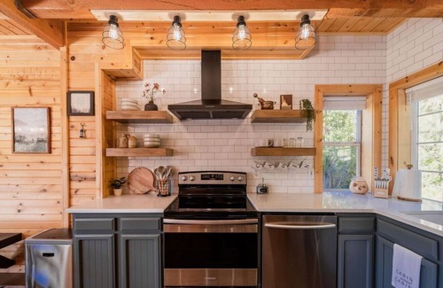 Cascade Wohnung | Luxurious Cabin Close to Lake Cascade w/ Hot Tub