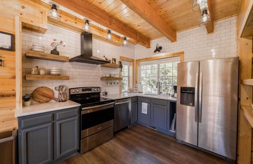 Cascade Wohnung | Luxurious Cabin Close to Lake Cascade w/ Hot Tub