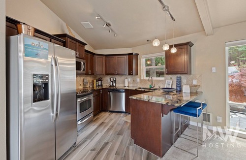 Coeur d'Alene Haus | Luxurious Echo Bay Retreat—Hot Tub, Fire Pit, Ping Pong, Chess, Bikes & Stunning Views Await!