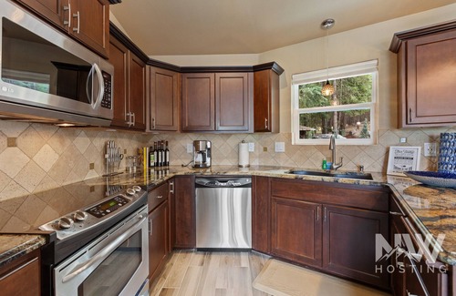 Coeur d'Alene Haus | Luxurious Echo Bay Retreat—Hot Tub, Fire Pit, Ping Pong, Chess, Bikes & Stunning Views Await!