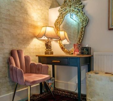 Swallowcliffe Haus | Luxurious, Fabulous, Fun, Contemporary Suite in Retreat Centre