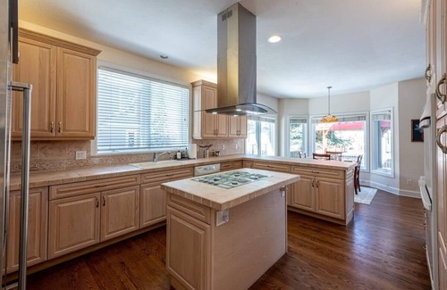 Arapahoe Ridge Haus | Luxurious High End 4BR Boulder Retreat