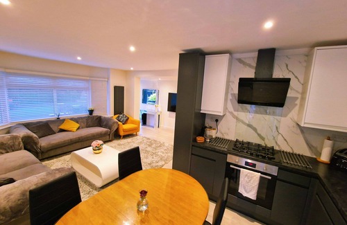 Chorlton-by-Backford Haus | Luxurious Home in Chester, a Beautiful Sanctuary