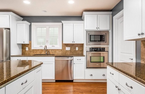 Howard Haus | Luxurious Lakefront Apple Valley Estate 6,000 sqft