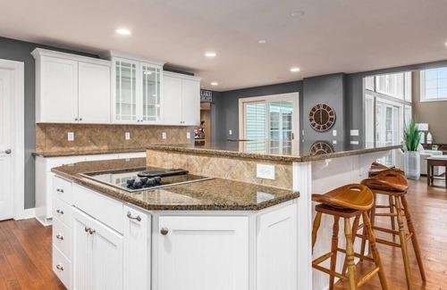 Howard Haus | Luxurious Lakefront Apple Valley Estate 6,000 sqft