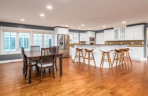 Howard Haus | Luxurious Lakefront Apple Valley Estate 6,000 sqft