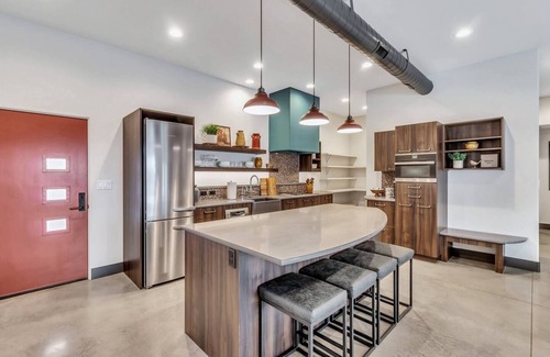 Star Haus | Luxurious, Modern 2 Bed Downtown Star Studio