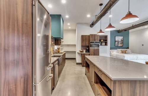 Star Haus | Luxurious, Modern 2 Bed Downtown Star Studio