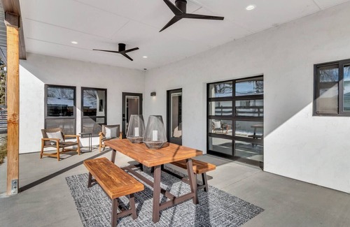 Star Haus | Luxurious, Modern 2 Bed Downtown Star Studio