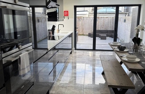 Cathays Haus | Luxurious Modern House With Garden Close To City Centre