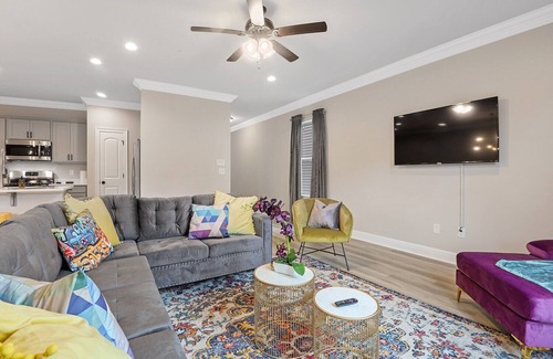 Highlands - Perkins Haus | Luxurious New 3b/2.5bath 4 miles from LSU