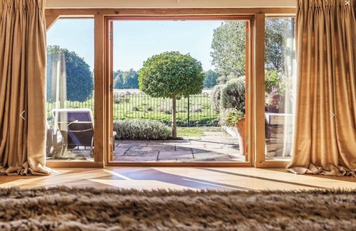 Woking Haus | Luxurious private, river frontage, boats & hotub