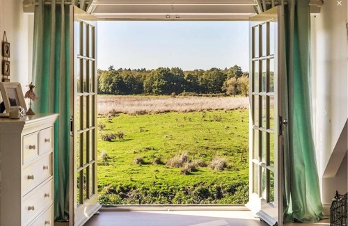 Woking Haus | Luxurious private, river frontage, boats & hotub