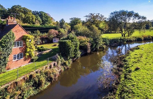 Woking Haus | Luxurious private, river frontage, boats & hotub