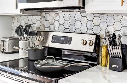 Park View Haus | Luxury 12-BR DC Mansion+Rooftop Patio | Sleeps 28