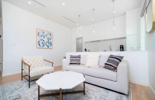 Seven Mile Beach Wohnung | Luxury 1Bdr Waterfront Apt w/ Pool, Hot Tub+ Gym