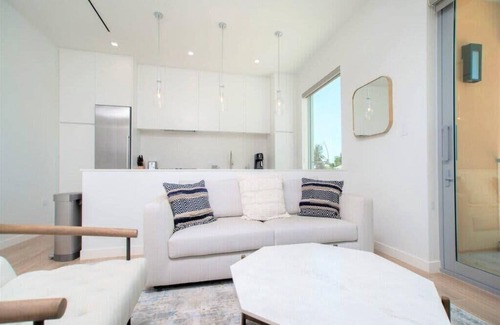 Seven Mile Beach Wohnung | Luxury 1Bdr Waterfront Apt w/ Pool, Hot Tub+ Gym