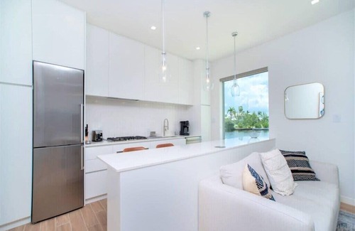Seven Mile Beach Wohnung | Luxury 1Bdr Waterfront Apt w/ Pool, Hot Tub+ Gym
