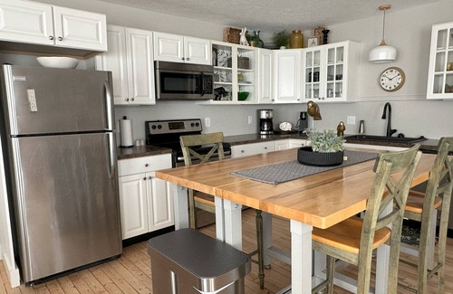 Northport Haus | Luxury 2 bed apt in Northport! Walk to everything (next door to Plover apt)