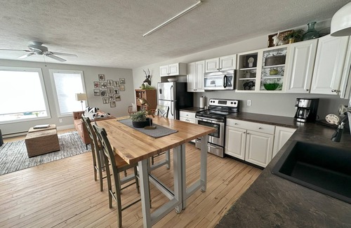 Northport Haus | Luxury 2 bed apt in Northport! Walk to everything (next door to Plover apt)