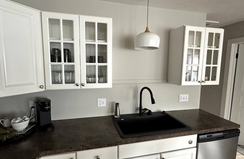 Northport Haus | Luxury 2 bed apt in Northport! Walk to everything (next door to Plover apt)