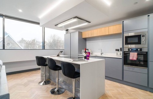 Penarth Eigentumswohnung | Luxury 2 Bed Duplex Apt w/Balcony, Gym & Parking