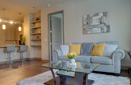 Home Park Wohnung | Luxury Midtown Oasis: Rooftop & Pool