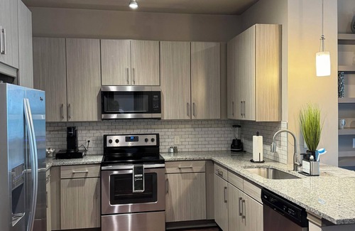 Home Park Wohnung | Luxury Midtown Oasis: Rooftop & Pool