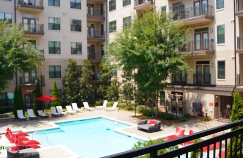 Home Park Wohnung | Luxury Midtown Oasis: Rooftop & Pool