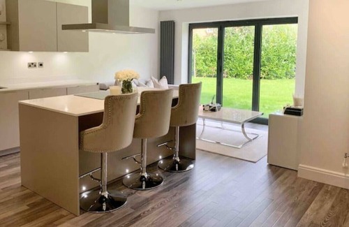 Northwich Haus | Luxury 3 Bedroom detached house on Private Road