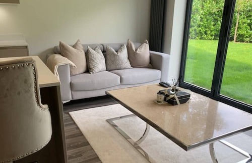 Northwich Haus | Luxury 3 Bedroom detached house on Private Road