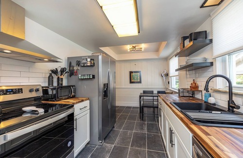 South Euclid Haus | Luxury 3 bedroom, 2 full bath newly rehabbed unit 10 min from Cleveland Clinic!